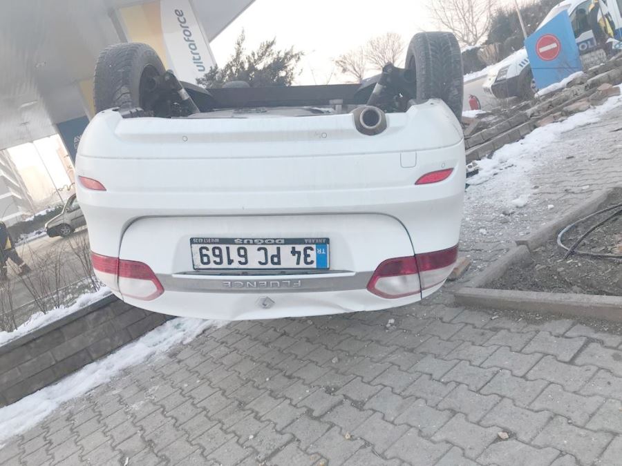 Direksiyon hakimiyeti kaybolan araç böyle takla attı 