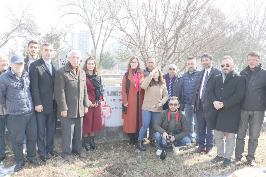 Duayen gazeteci Mahmut Sabah kabri başında anıldı 