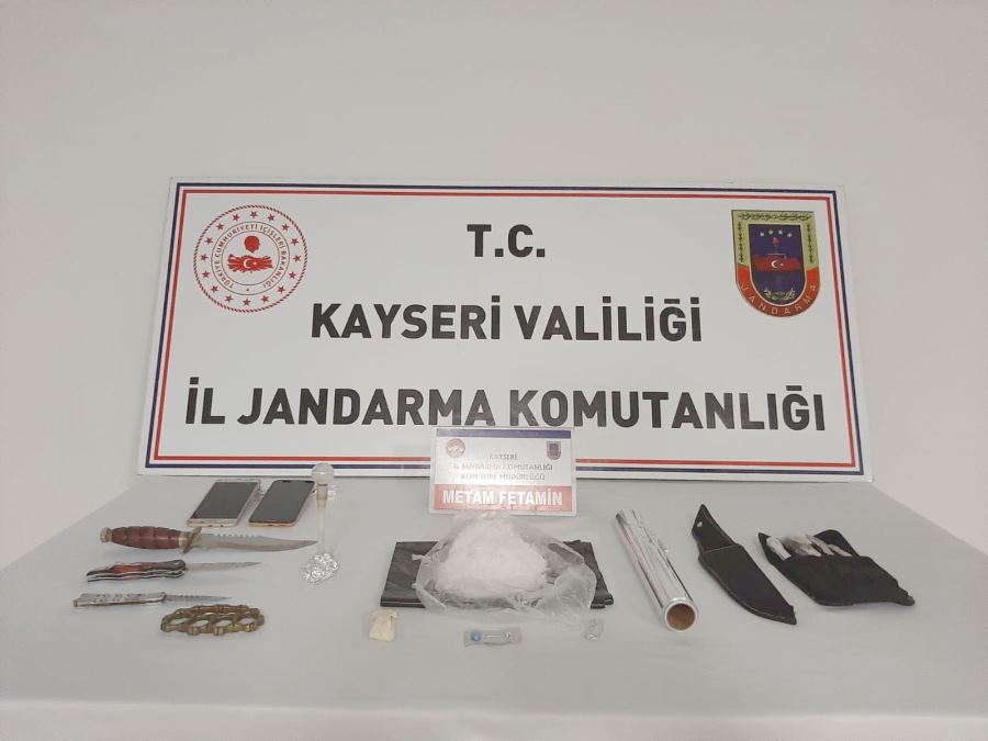 Jandarmadan uyuşturucu tacirlerine gözaltı
