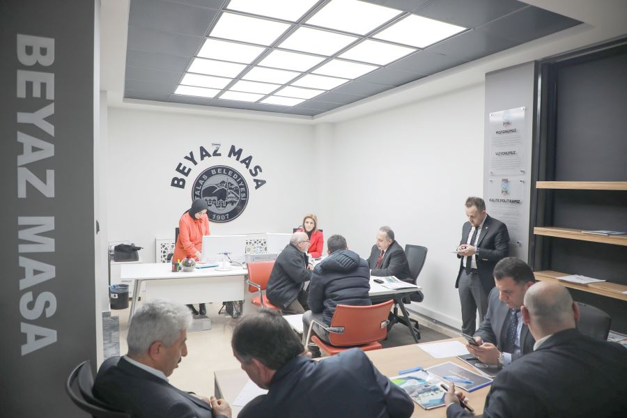Başkan Yalçın Beyaz Masa’da kitap hediye etti