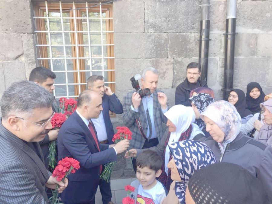 Şehitler için okunan mevlid sonrasında lokma dağıtıldı 