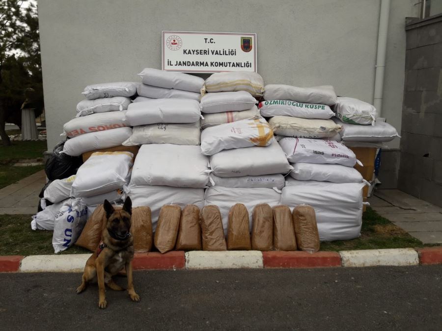 Kargo aracında  kaçak tütün ele geçirildi 