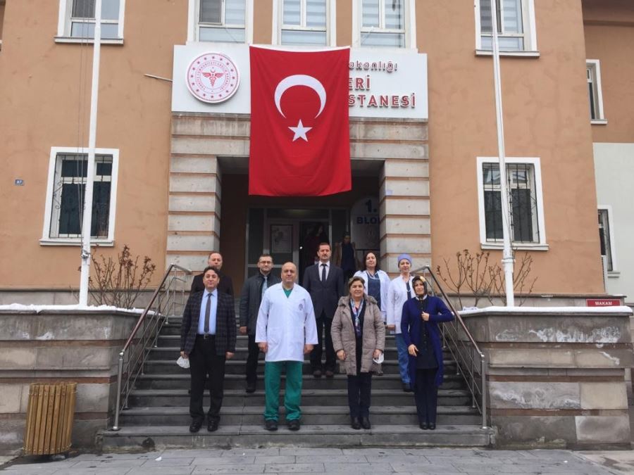 Kendi kullandıkları maskeleri kendileri üretiyor