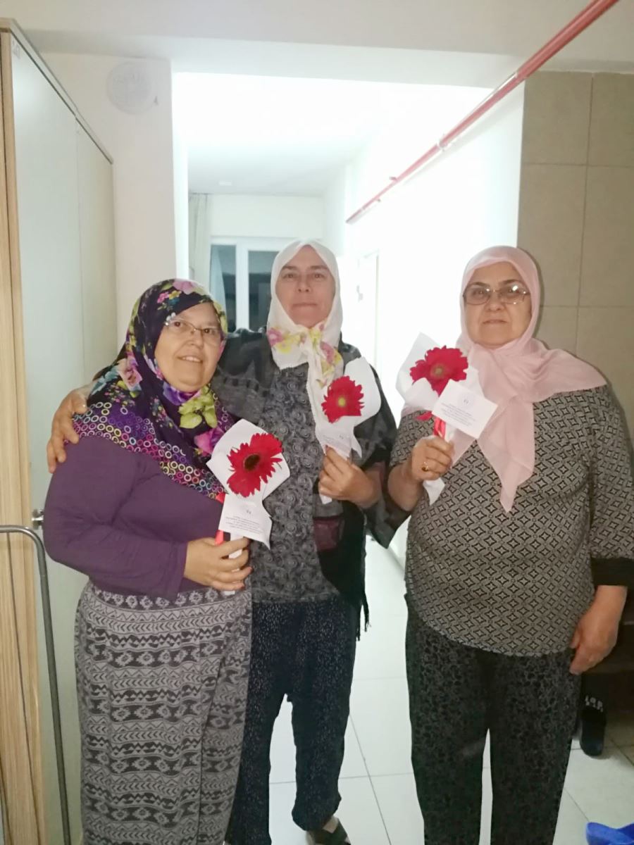 Karantinadaki umrecilere kandil simidi dağıtıldı