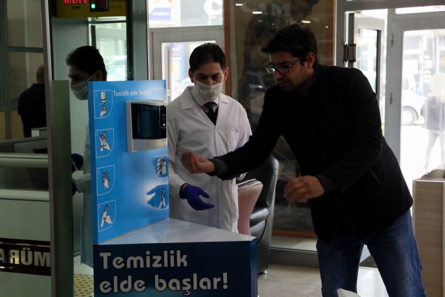 Develi Belediyesi salgına karşı dezenfekte standı kurdu