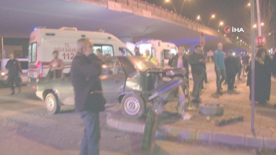 Otomobiller kavşakta çarpıştı