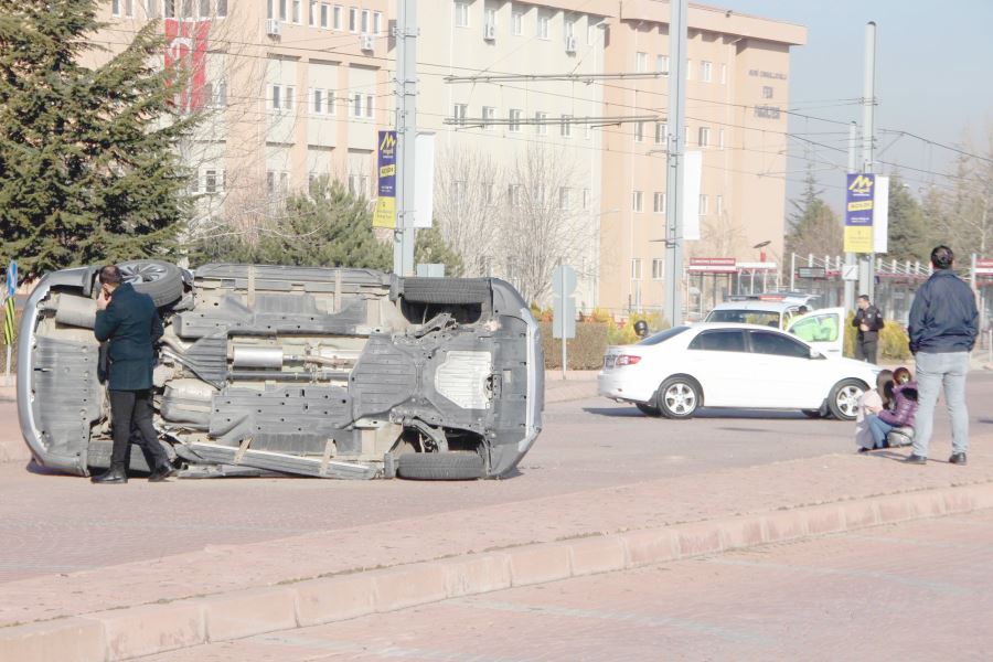 Otomobille çarpışan jeep takla attı