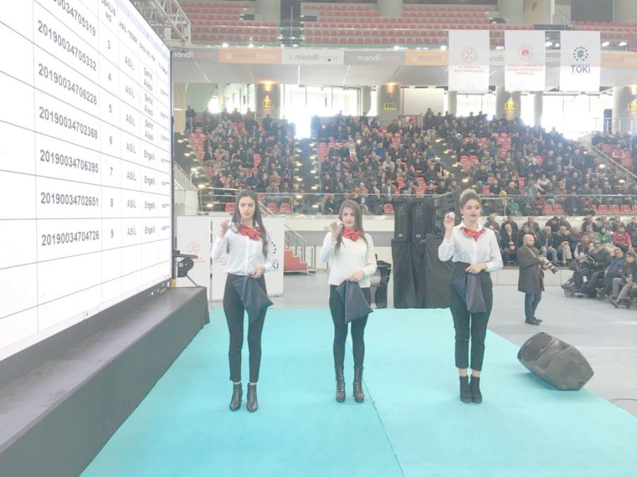 Engelli oğulları adına ev çıkınca gözyaşlarına hakim olamadılar
