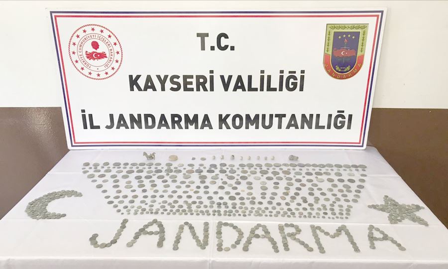 Jandarmanın arama yaptığı evde 711 adet tarihi eser ele geç