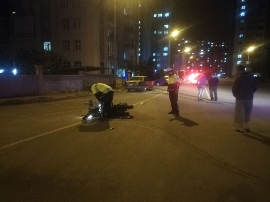 Otomobil motosiklete çarptı