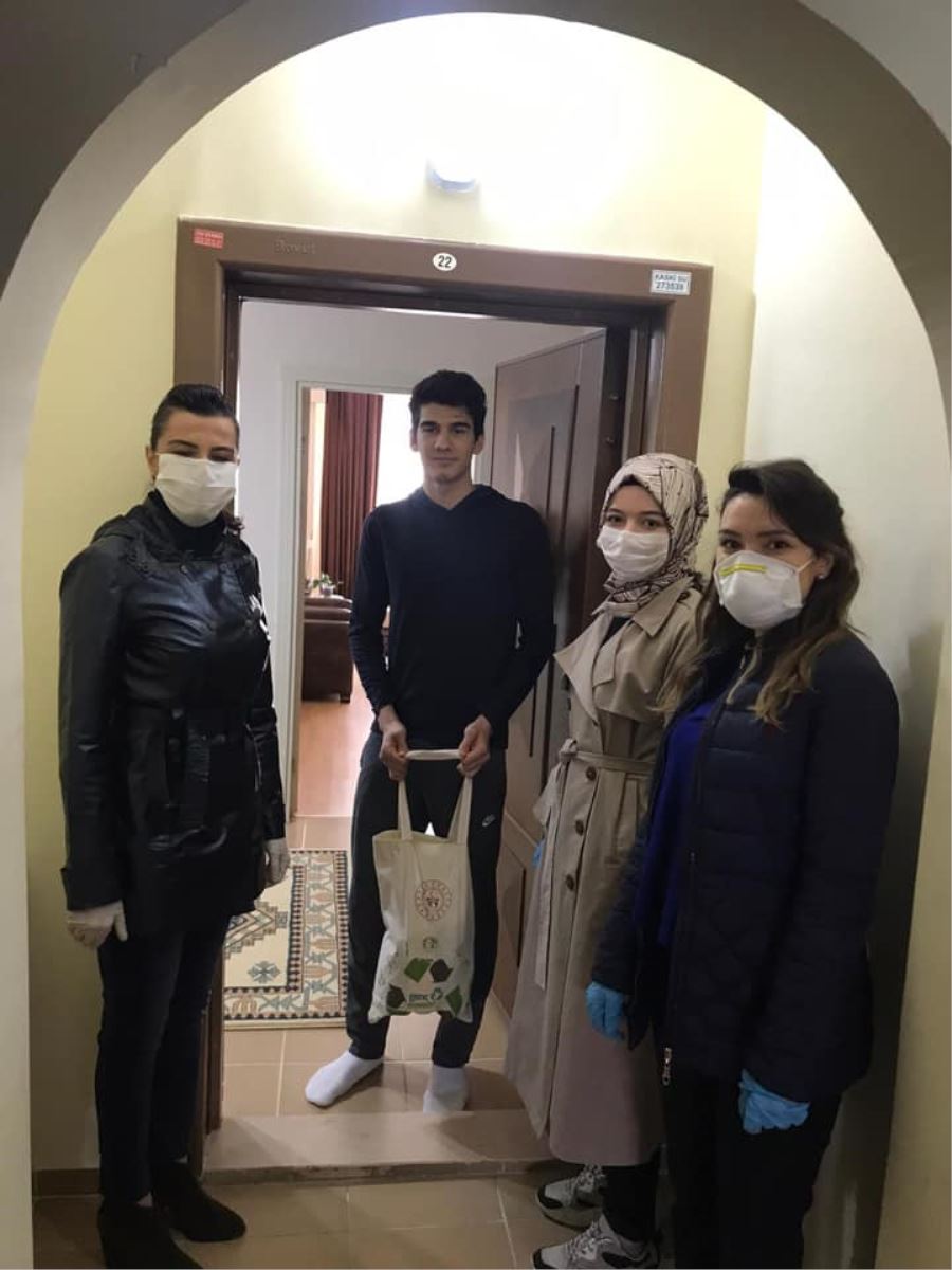  Murat Eskici evlerinde kalan sporculara malzeme dağıttı