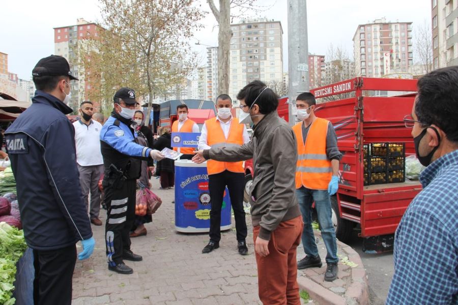  Kayseri Emniyeti ve Talas Belediyesi Pazar Yerinde Maske Dağıttı