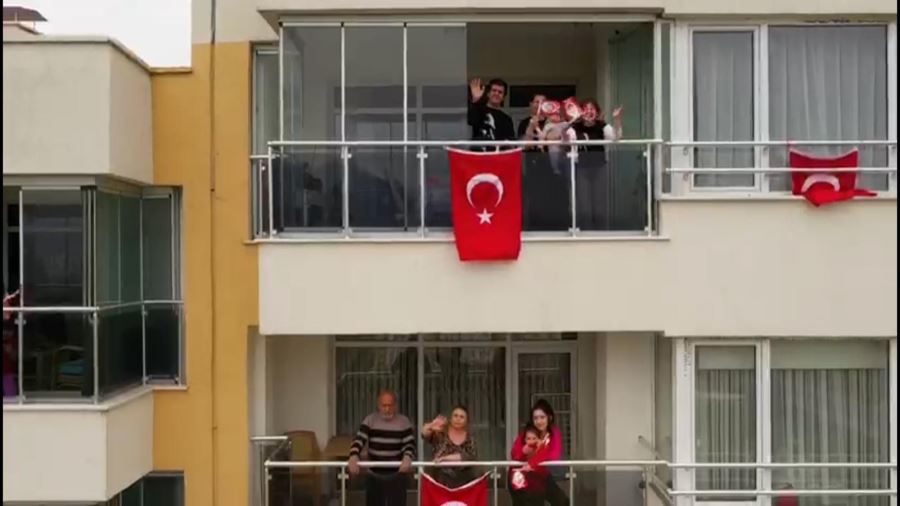 balkonlarda 23 Nisan coşkusu