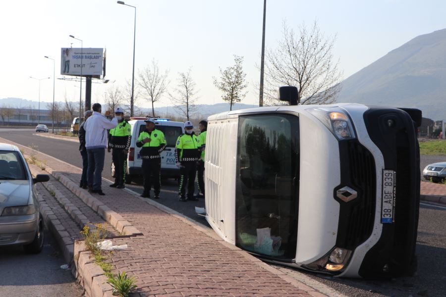  Otomobilin çarptığı panelvan araç yan yattı