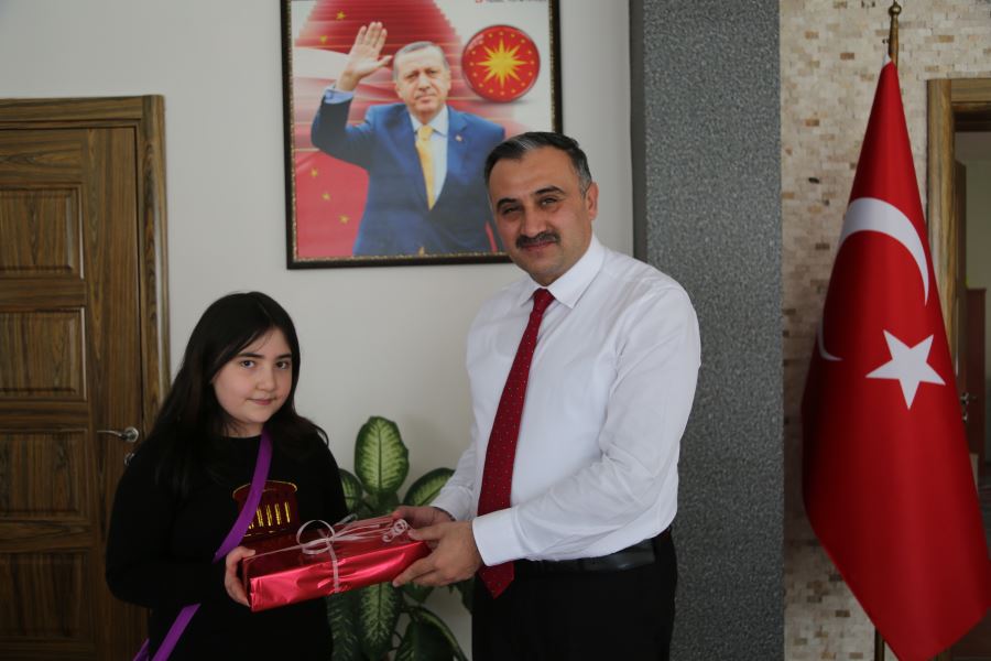 Kumbarasını bağışlayan Elanur’a, Başkan Cabbar’dan jest