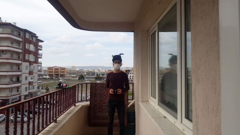 Dışarı çıkması yasak olduğu için markete dronla gidiyor