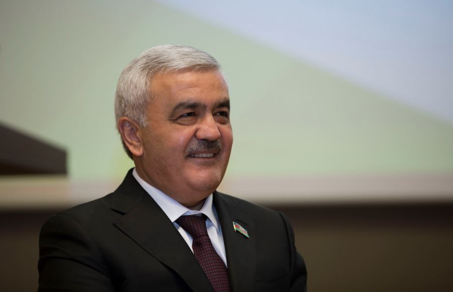 SOCAR,Azerbaycan vatandaşları ile öğrencilere destek veriyor