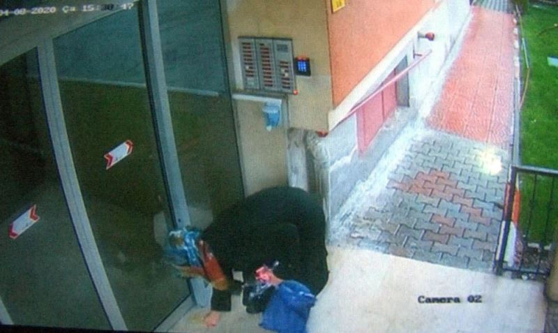 Elindeki sıvıyı asansör ve kapılara süren kadın yakalandı
