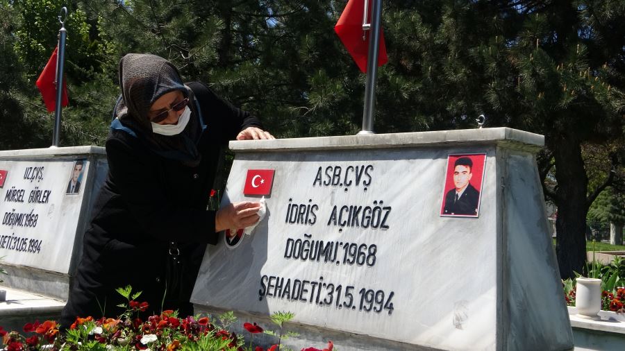 Herkes annesine, o evladına koştu