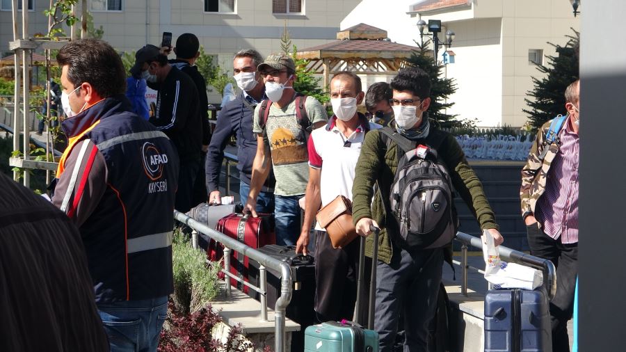 Karantina süresi dolan 242 kişi memleketlerine uğurlandı