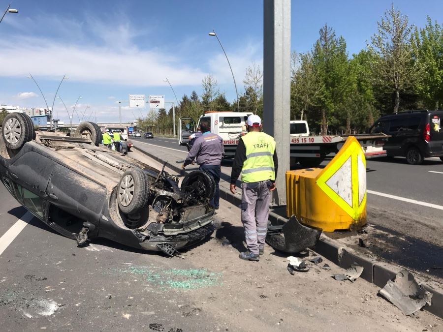  Refüje çarpan otomobil ters döndü
