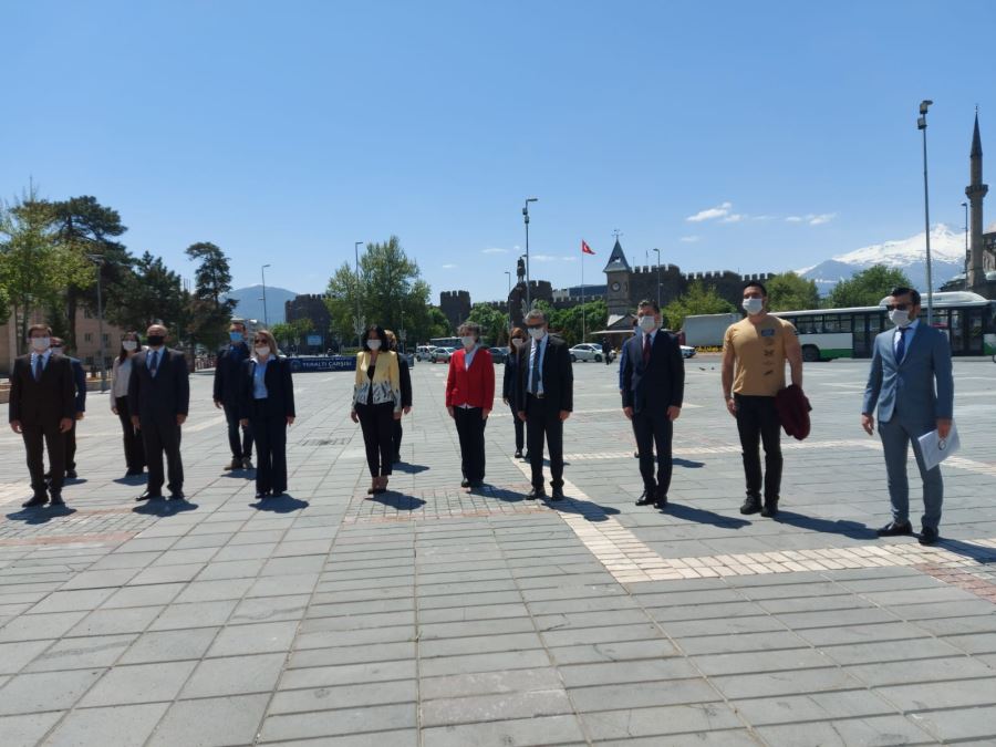 Eczacılar Atatürk Anıtına çelenk bıraktı