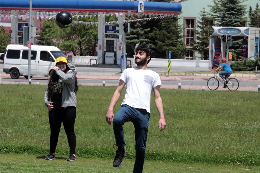 42 gün sonra evden çıkan gençler, gönüllerince eğlendi