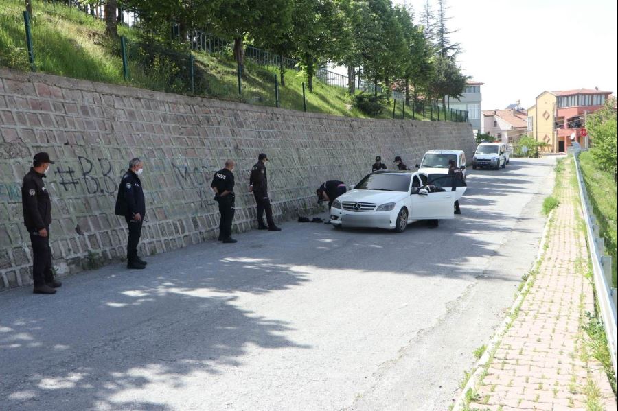  Lüks otomobilin önünü kesti, tabanca ile bacağından vurdu