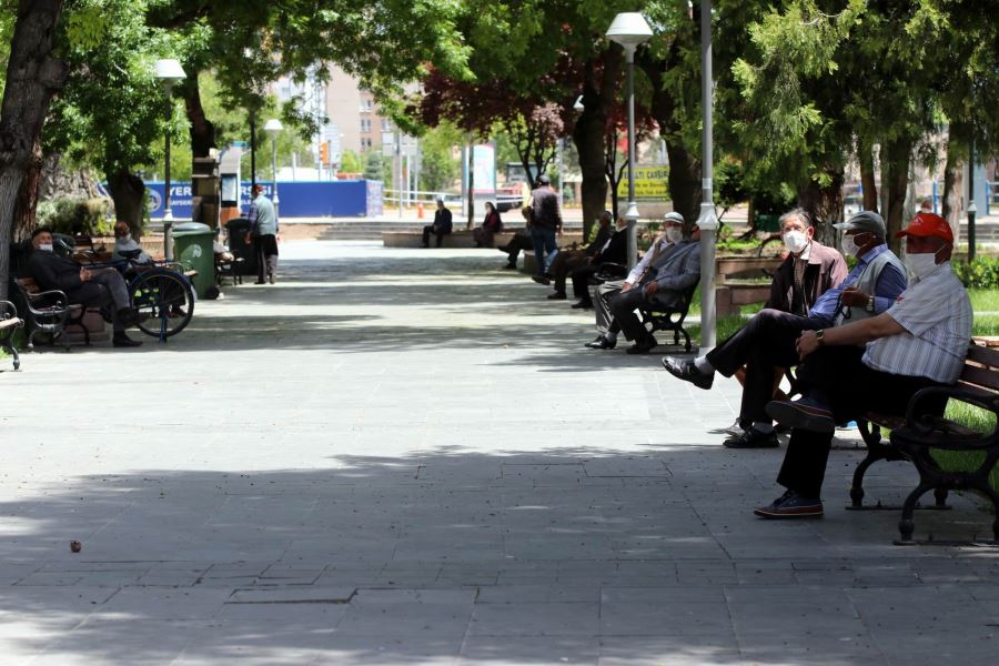 65 yaş ve üstü vatandaşlar sokaklarda hasret giderdi