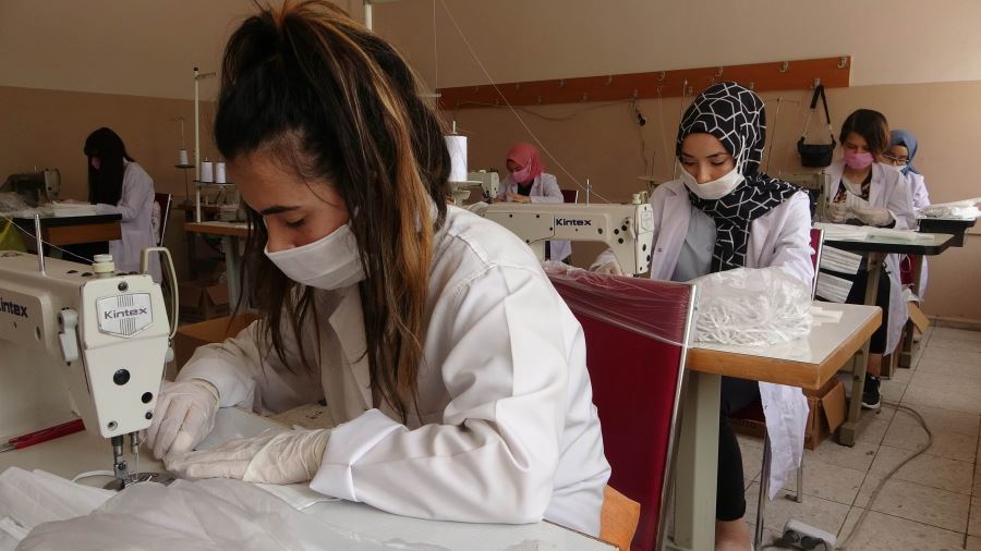  fabrika gibi üretim yapılan okulda günlük 20 bin maske üretiliyor