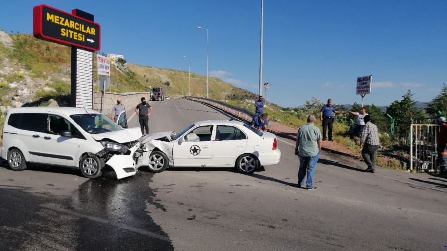 Otomobil ile hafif ticari araç kafa kafaya çarpıştı