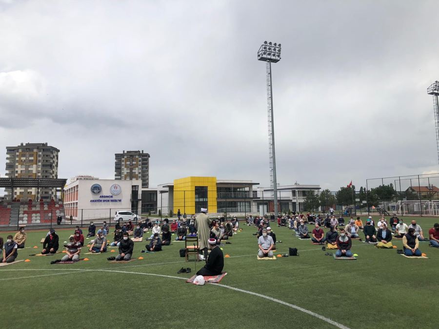 Futbol sahasında Cuma namazı kılındı