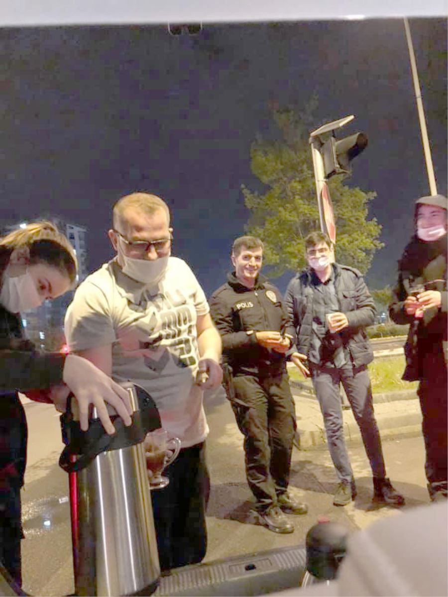  Vatandaşlardan polise çay ve kahve ikramı