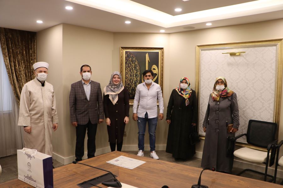 Ramazan ayının atmosferinden etkilendi, Müslüman oldu