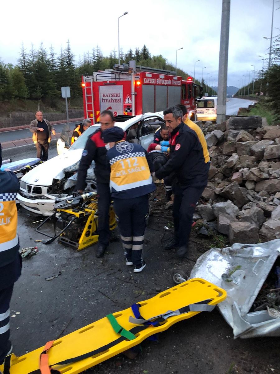 İstinat duvarına çarpan araç hurdaya döndü