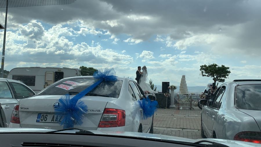 Davetliler otomobilde gelin ve damat pistte oynadı