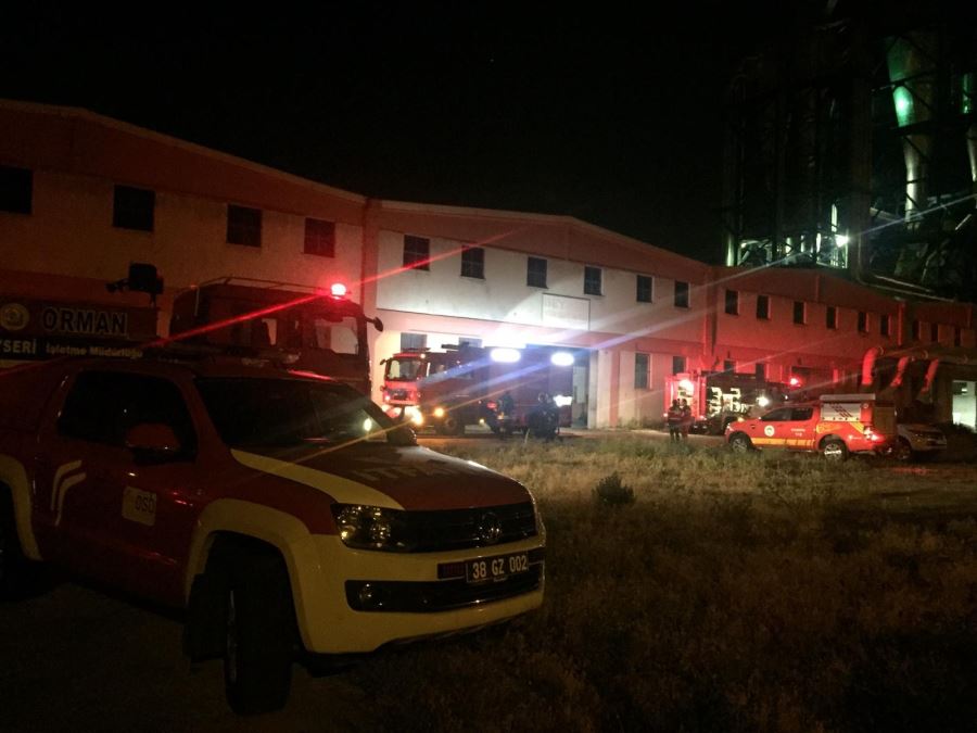 Orman ürünleri fabrikasında çıkan yangın 3 saatte söndürüldü