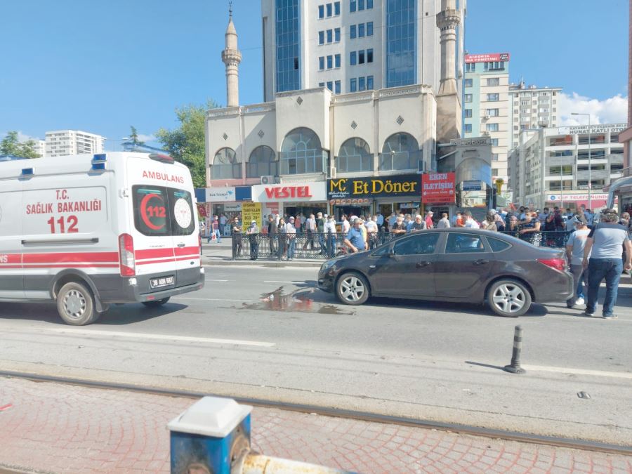 Karşıdan karşıya geçmek isteyen şahsa otomobil çarptı