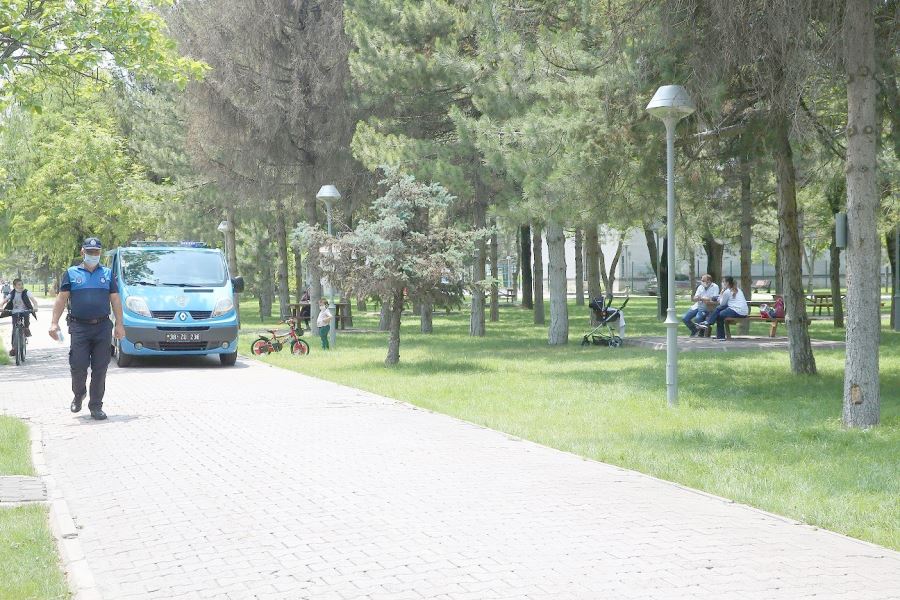 zabıtalar vatandaşları uyarıyor maske şart