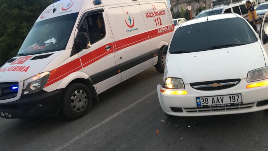 hakimiyetini kaybeden araç  ambulansa çarptı