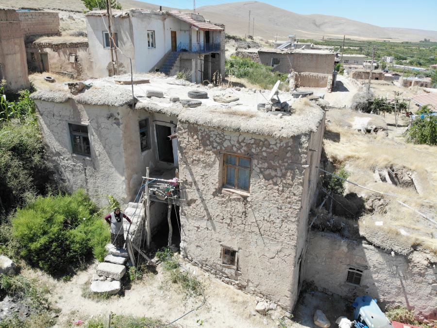 Çamur sıvalı evde yaşam mücadelesi
