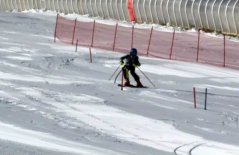 Erciyes’te sıcak havada kayak keyfi
