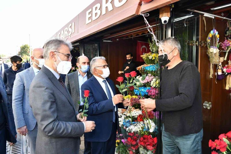 Başkan Büyükkılıç esnaf ve vatandaşla buluşmaya devam ediyor
