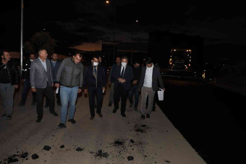 Melikgazi’de gece asfalt mesaisi
