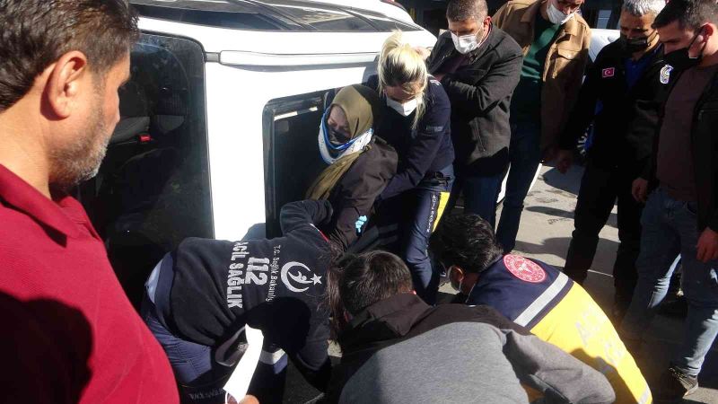 Otomobil park halindeki araca çarpıp takla attı
