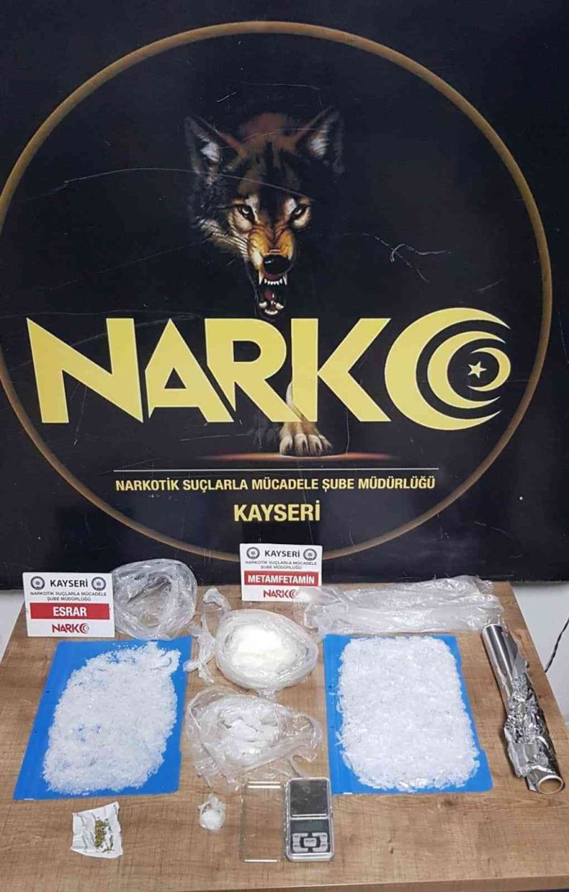 Uyuşturucu tacirleri polisten kaçamadı
