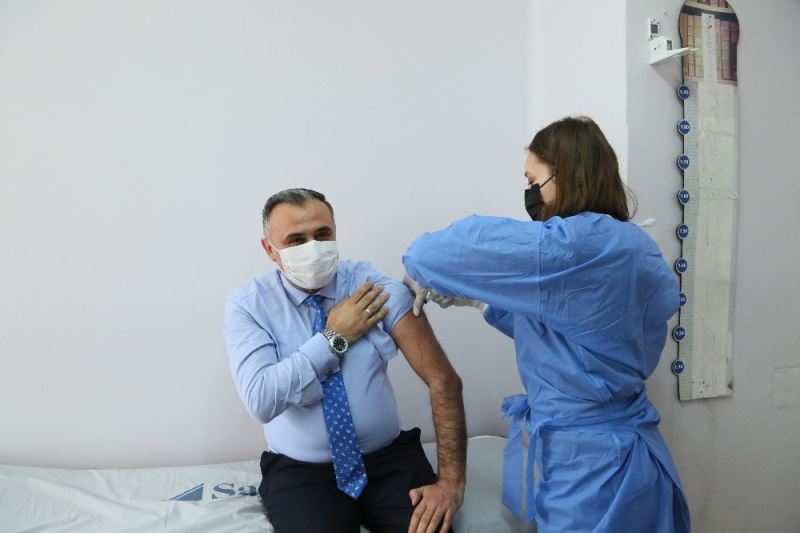 Başkan Cabbar korona virüs aşısı oldu
