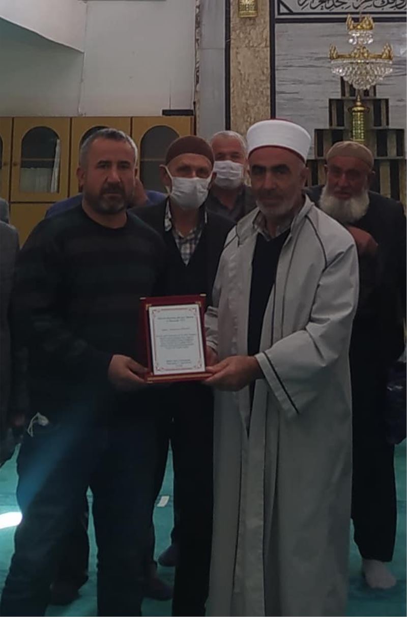 31 yıldır aynı mahallede görev yapan imama plaketli veda
