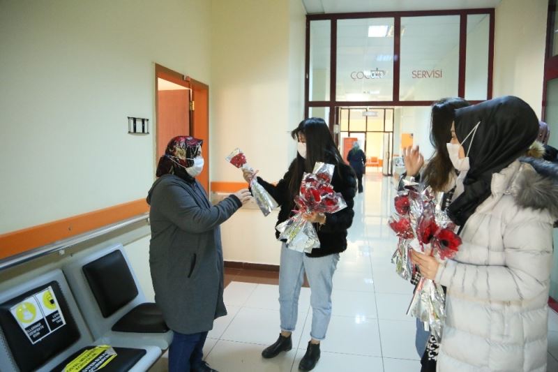 Başkan Cabbar’dan 8 Mart Dünya Kadınlar Günü’nde Kadınlara Karanfil

