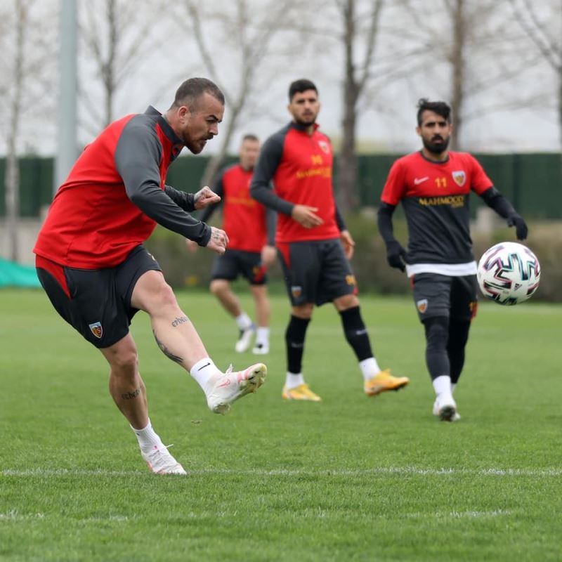Kayserispor kampa girdi
